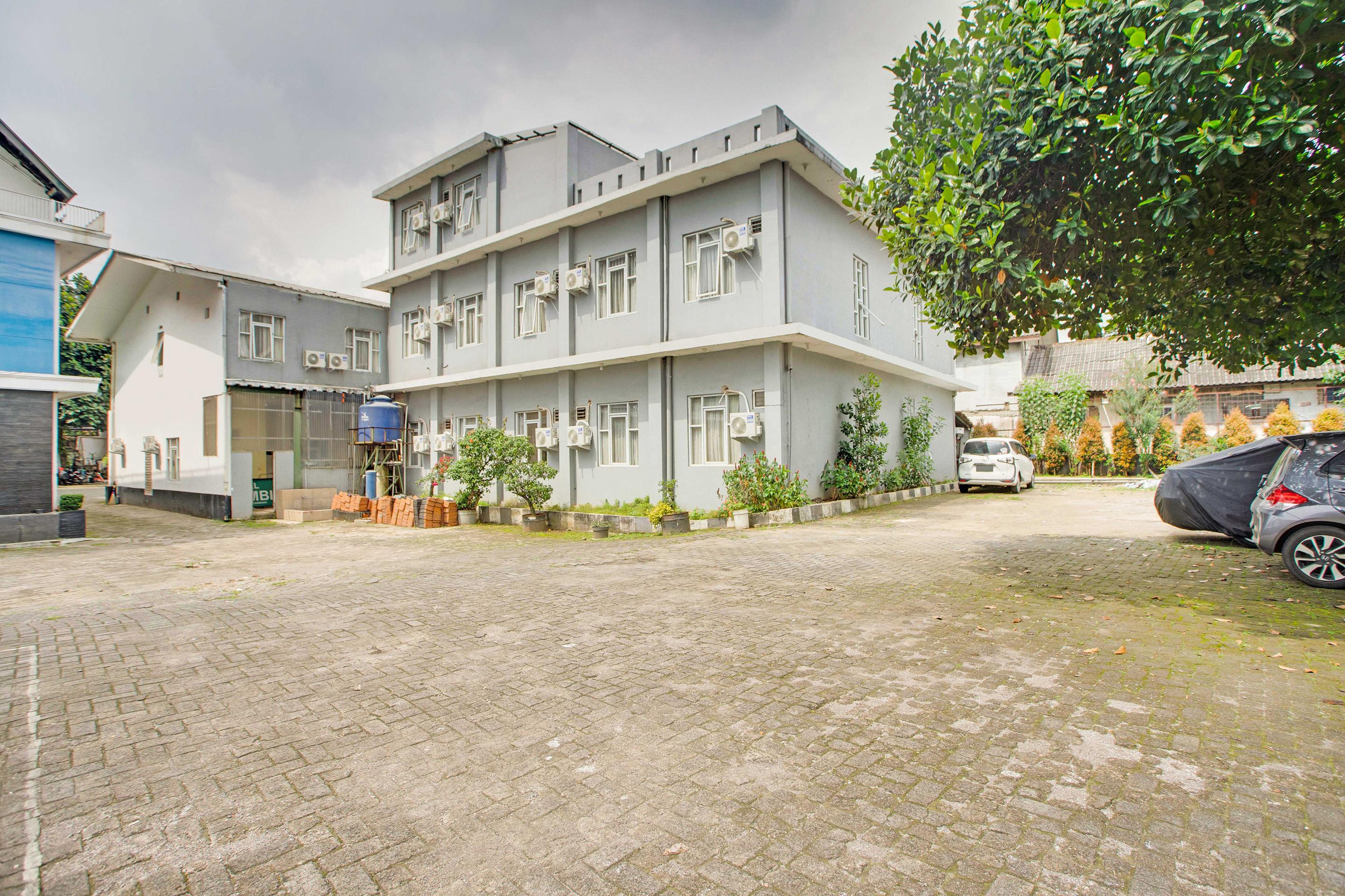 Reddoorz @ Hotel Arimbi Dewi Sartika Baru Bandung Exterior foto