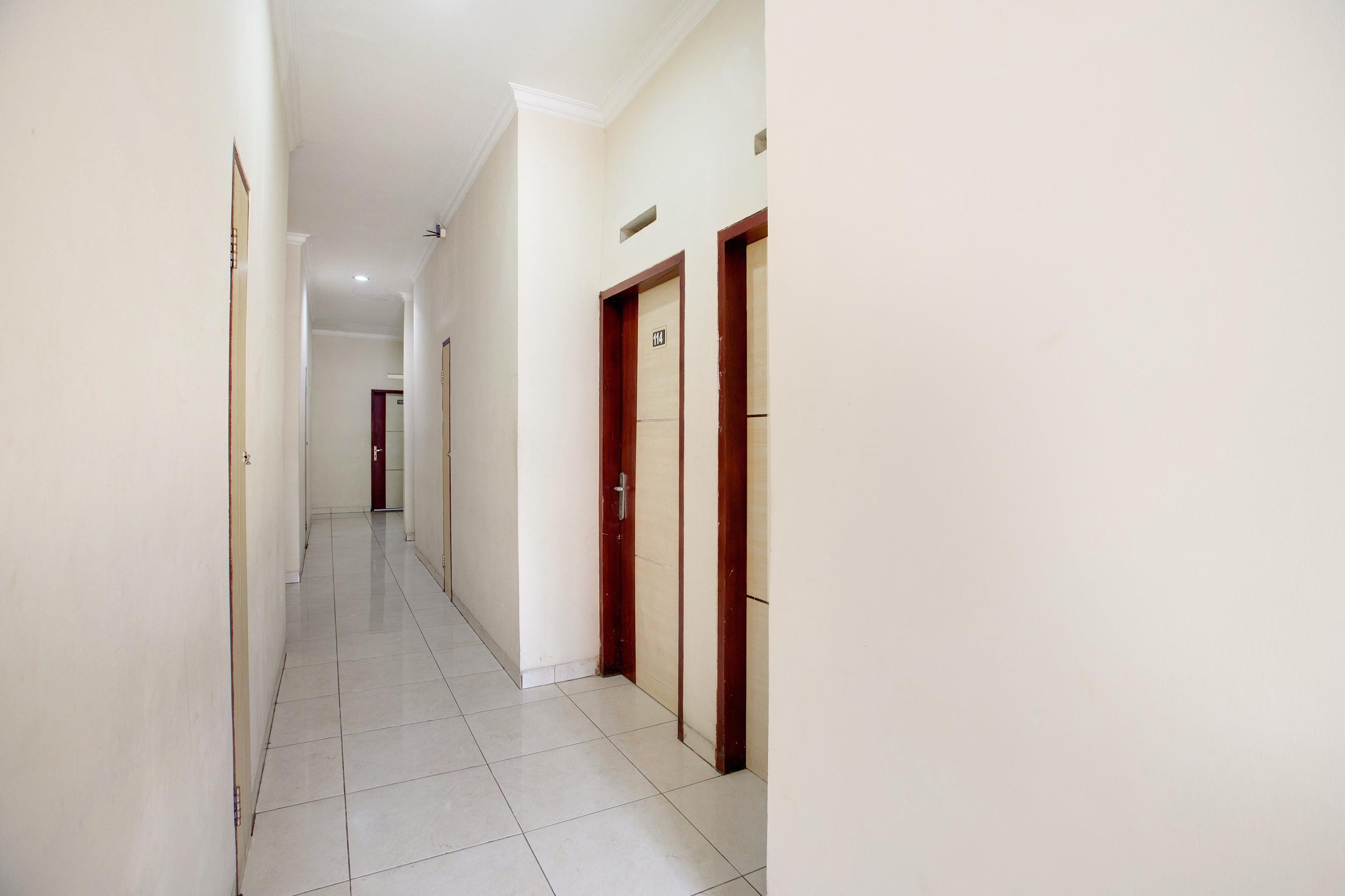 Reddoorz @ Hotel Arimbi Dewi Sartika Baru Bandung Exterior foto